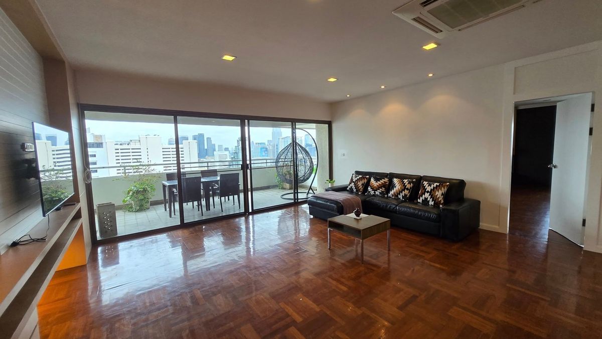 ให้เช่าคอนโดคลองเตย กล้วยน้ำไท : 🏢 Tower Park Sukhumvit – Spacious Luxury in the Heart of the City 🏢 คอนโดหรู พื้นที่กว้างมาก ใจกลางสุขุมวิท ใกล้ BTS นานา & อโศก ห้องขนาดใหญ่เหมือนบ้าน อยู่สบาย เป็นส่วนตัว วิวเมืองสวย พร้อมสิ่งอำนวยความสะดวกครบ เหมาะสำหรับครอบครัวหรืออยู่อาศัยระยะยาว