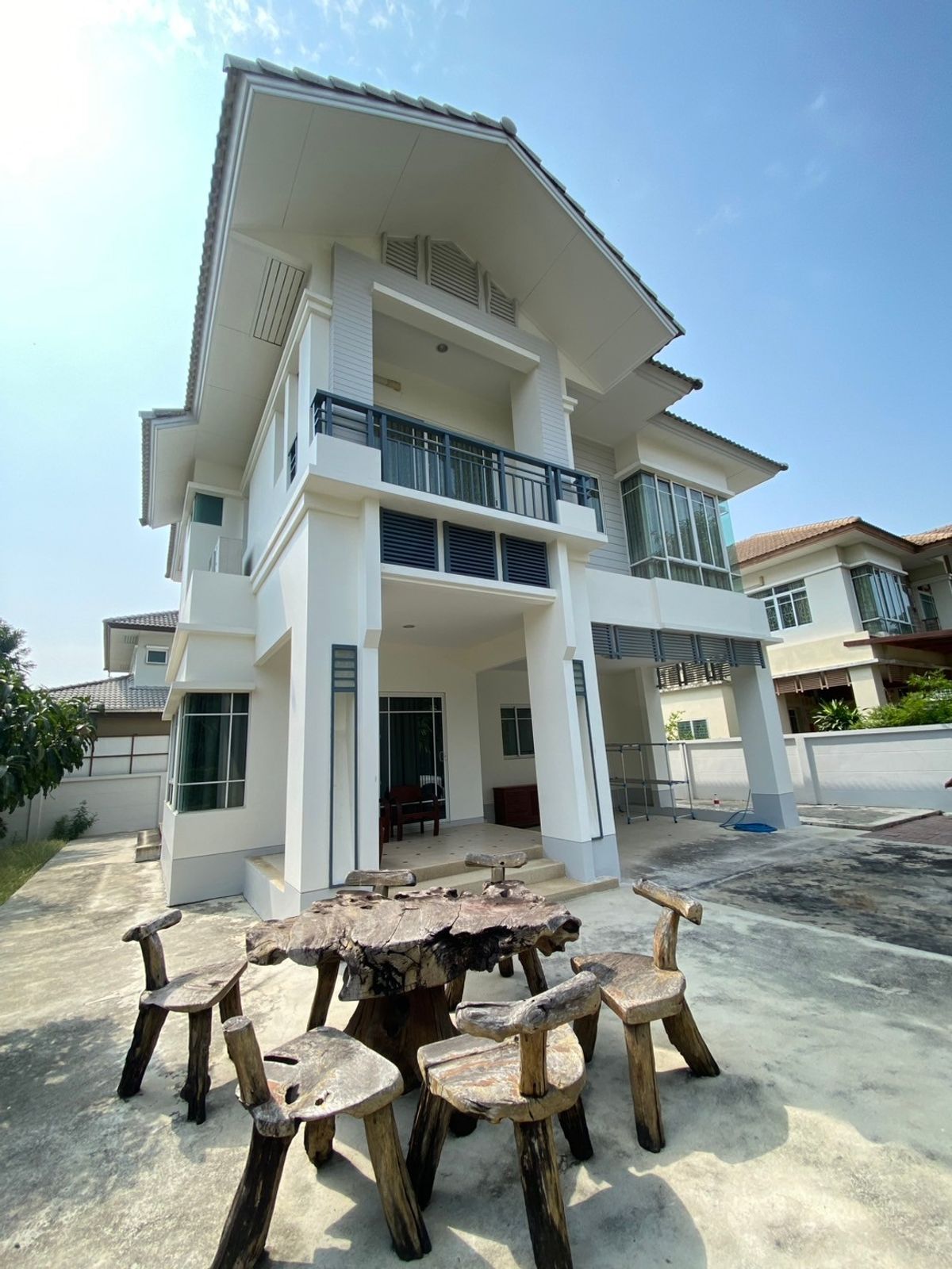 ขายบ้านนวมินทร์ รามอินทรา : ขายบ้านเดี่ยว สราญสิริ รามอินทรา  หลังใหญ่สุดในโครงการหมู่บ้าน  พื้นที่เยอะ ใกล้สวน หน้าบ้านโล่ง โปร่งสบาย