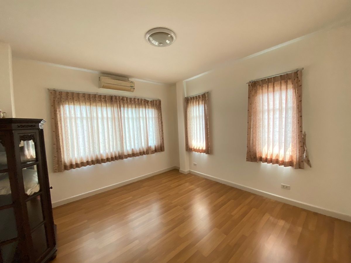 ขายบ้านนวมินทร์ รามอินทรา : ขายบ้านเดี่ยว สราญสิริ รามอินทรา  หลังใหญ่สุดในโครงการหมู่บ้าน  พื้นที่เยอะ ใกล้สวน หน้าบ้านโล่ง โปร่งสบาย