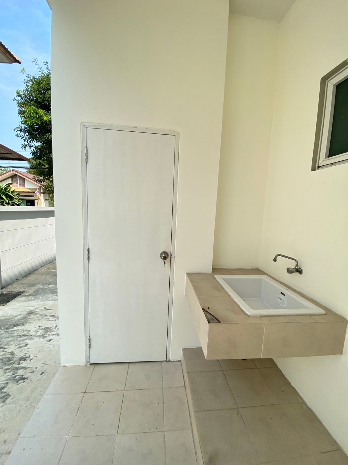 ขายบ้านนวมินทร์ รามอินทรา : ขายบ้านเดี่ยว สราญสิริ รามอินทรา  หลังใหญ่สุดในโครงการหมู่บ้าน  พื้นที่เยอะ ใกล้สวน หน้าบ้านโล่ง โปร่งสบาย