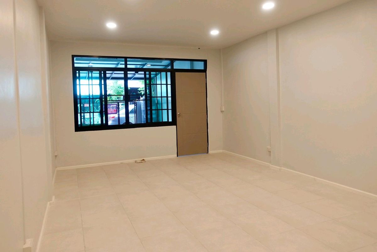 ขายทาวน์โฮมบางซื่อ วงศ์สว่าง เตาปูน : บ้าน renovate ใหม่ ย่านบางโพ 2 นอน 2 น้ำ 1 ที่จอดรถ