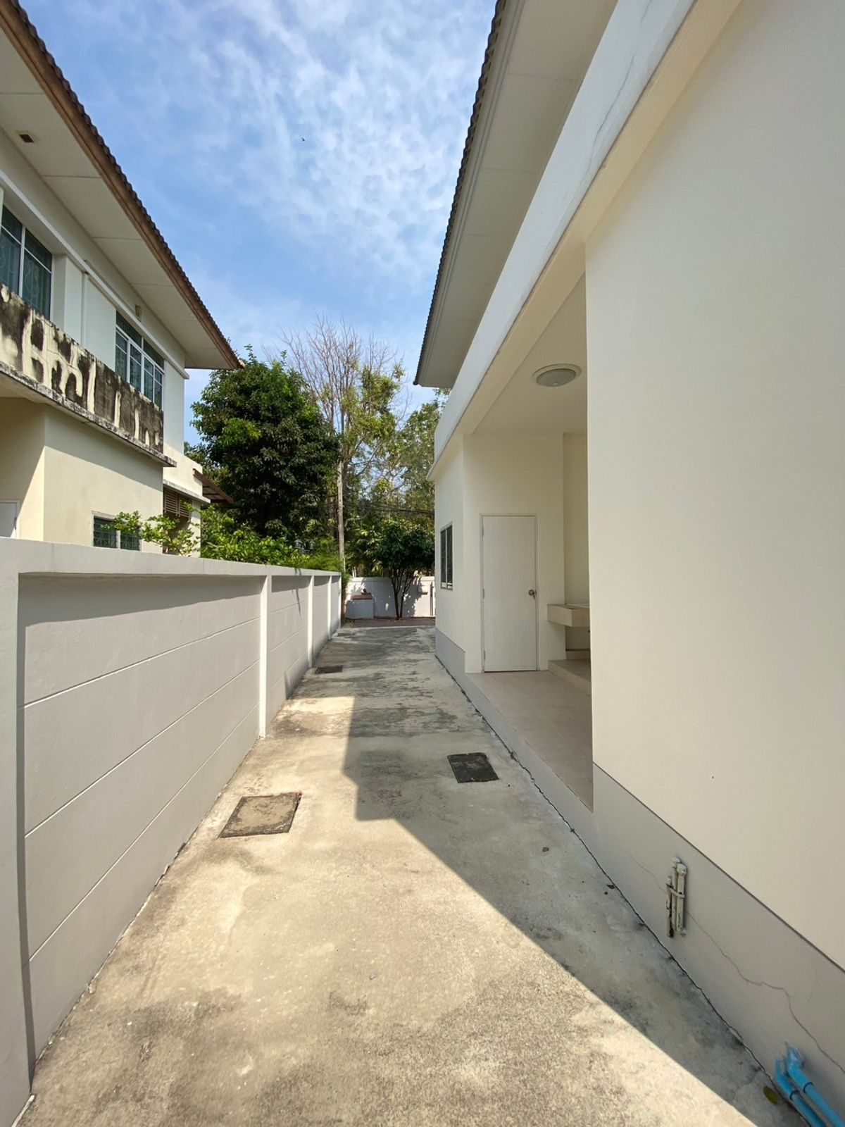 ขายบ้านนวมินทร์ รามอินทรา : ขายบ้านเดี่ยว สราญสิริ รามอินทรา  หลังใหญ่สุดในโครงการหมู่บ้าน  พื้นที่เยอะ ใกล้สวน หน้าบ้านโล่ง โปร่งสบาย