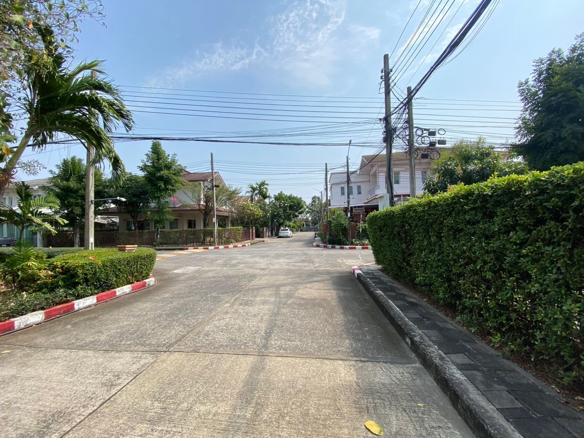 ขายบ้านนวมินทร์ รามอินทรา : ขายบ้านเดี่ยว สราญสิริ รามอินทรา  หลังใหญ่สุดในโครงการหมู่บ้าน  พื้นที่เยอะ ใกล้สวน หน้าบ้านโล่ง โปร่งสบาย