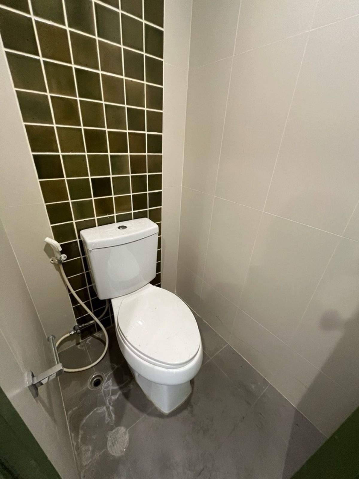 For RentRetail SpaceYaowarat, Banglamphu : Renting a 3 -story commercial building for doing business, located at Sam Yot, near Kasem / Mega, Steel Bridge and Yaowarat old market.