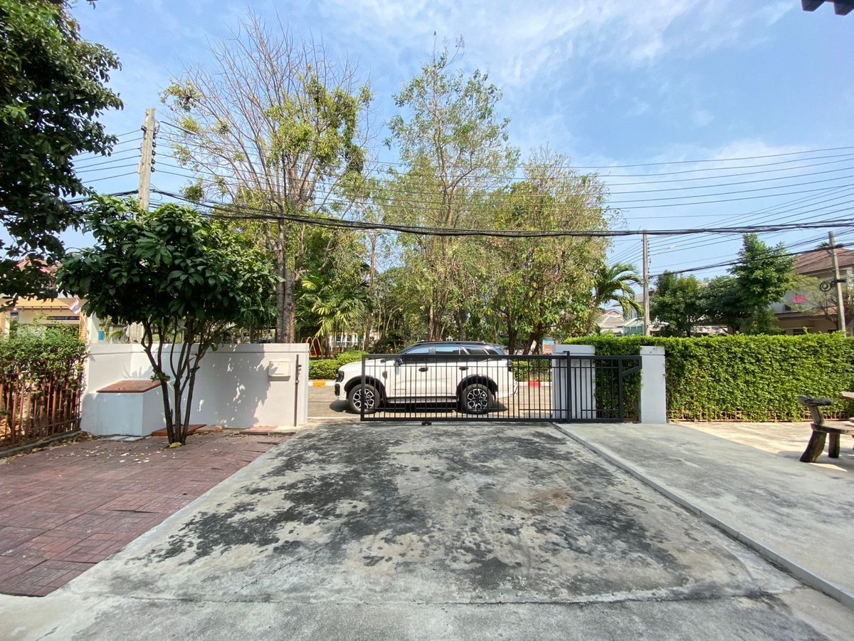 ขายบ้านนวมินทร์ รามอินทรา : ขายบ้านเดี่ยว สราญสิริ รามอินทรา  หลังใหญ่สุดในโครงการหมู่บ้าน  พื้นที่เยอะ ใกล้สวน หน้าบ้านโล่ง โปร่งสบาย