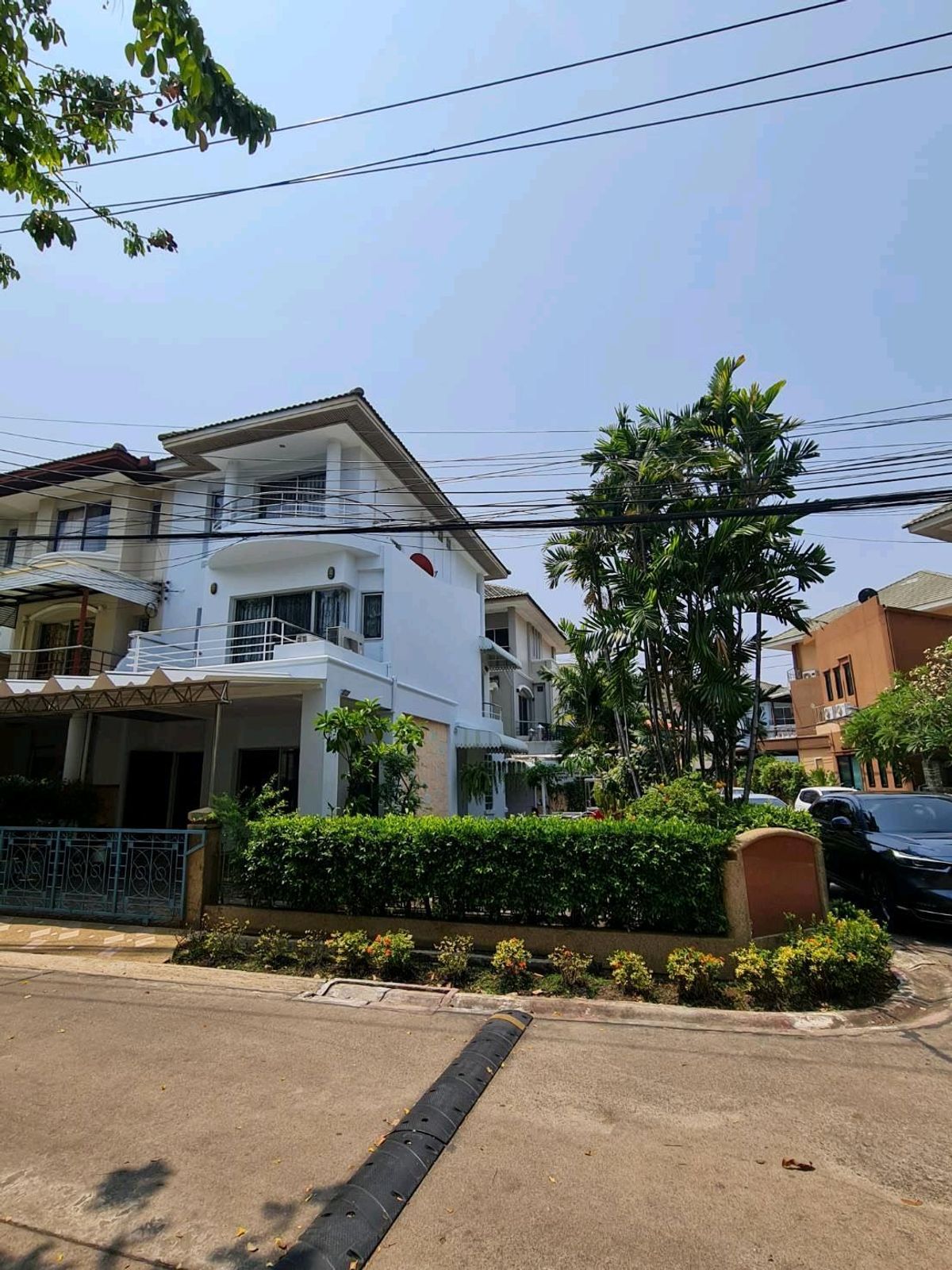 ให้เช่าทาวน์โฮมรัชดา ห้วยขวาง : ให้เช่า📌For rent📌

Supalai Ville Ratchada 

🐶Pet friendly 🐱

✅Details 
Townhome 3-storey 
size Area 47 square wa
Usable area 250 square meters 
3 bedrooms, 3 bathrooms, 
parking around the house for 4 cars 
Corner house with a private garden

Faciliti