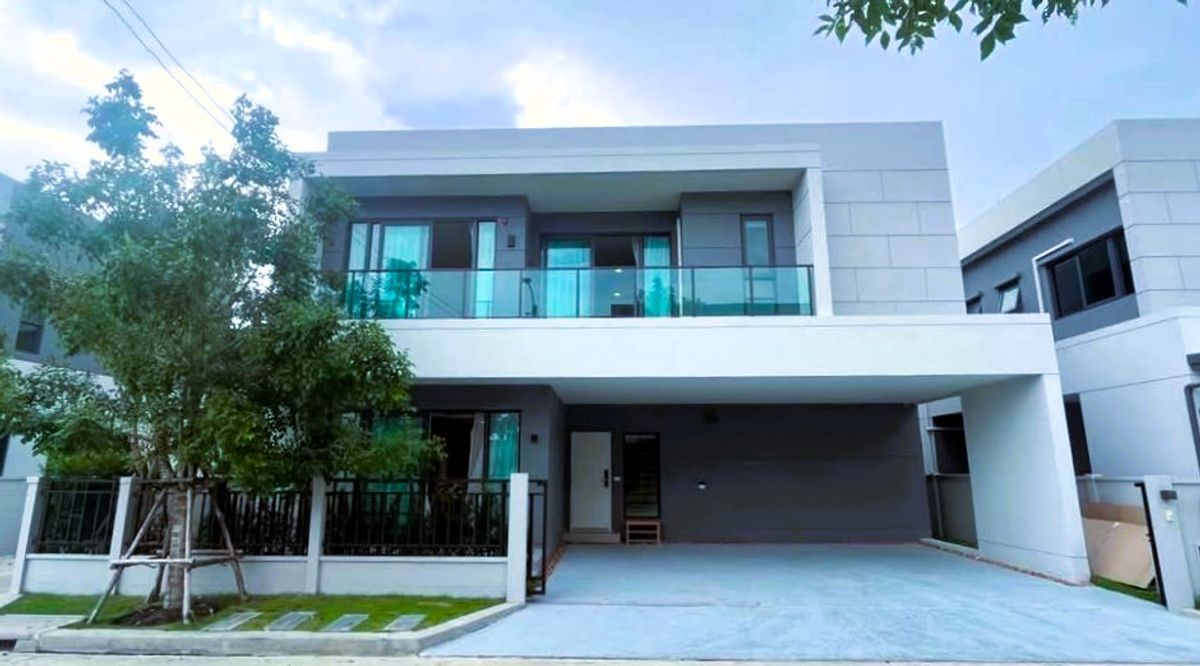 ให้เช่าบ้านบางนา แบริ่ง ลาซาล : KH0314 ให้เช่าบ้านเดี่ยวหรูน่าอยู่ 2 ชั้นโครงการเซนโทรบางนา  ใกล้   โรงเรียน Concordian International School และ Singapore International School ใกล้ Mega บางนา เดินทางสะดวก เหมาะอยู่อาศัยเป็นครอบครัว 