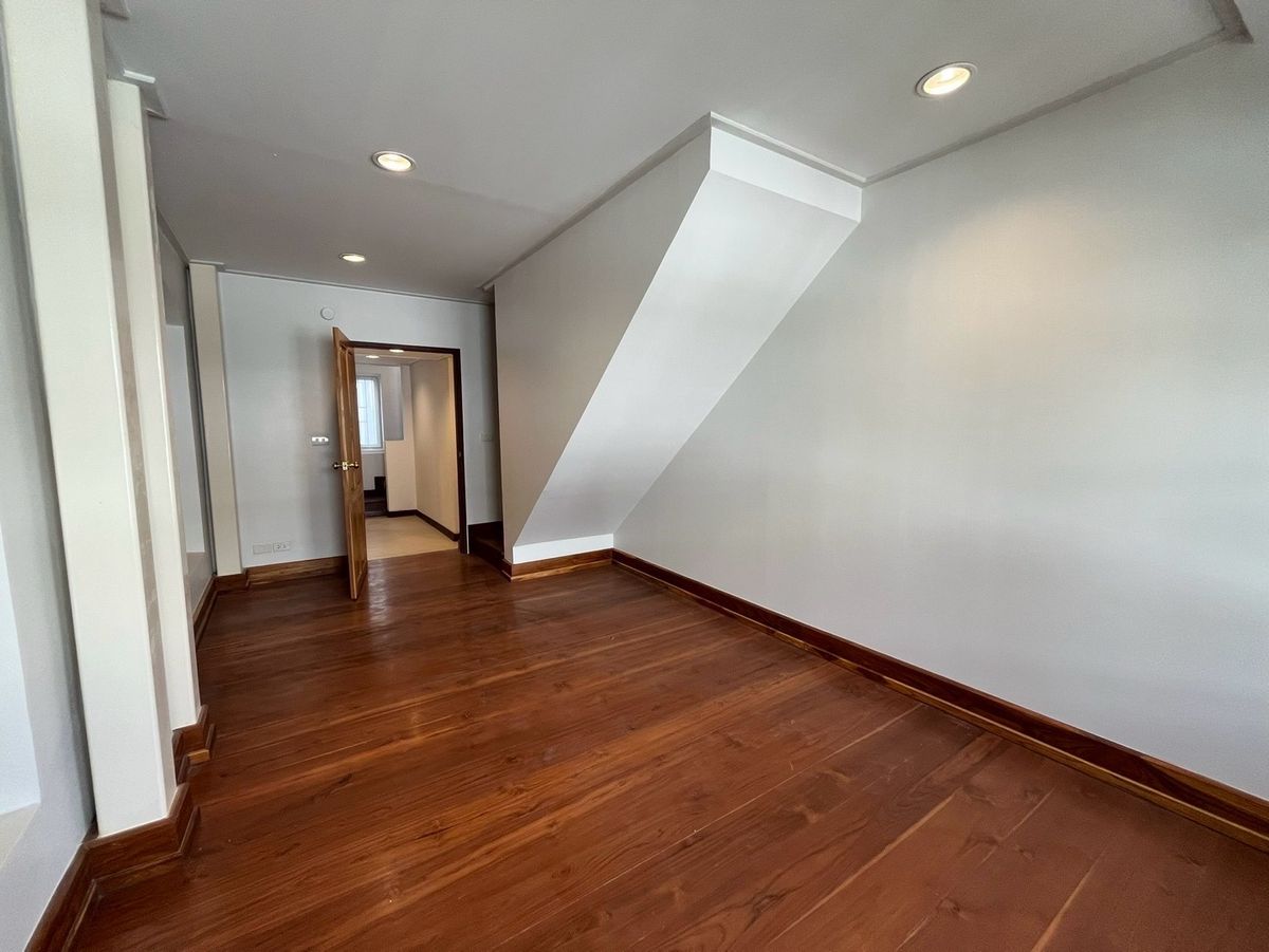 For RentRetail SpaceYaowarat, Banglamphu : Renting a 3 -story commercial building for doing business, located at Sam Yot, near Kasem / Mega, Steel Bridge and Yaowarat old market.