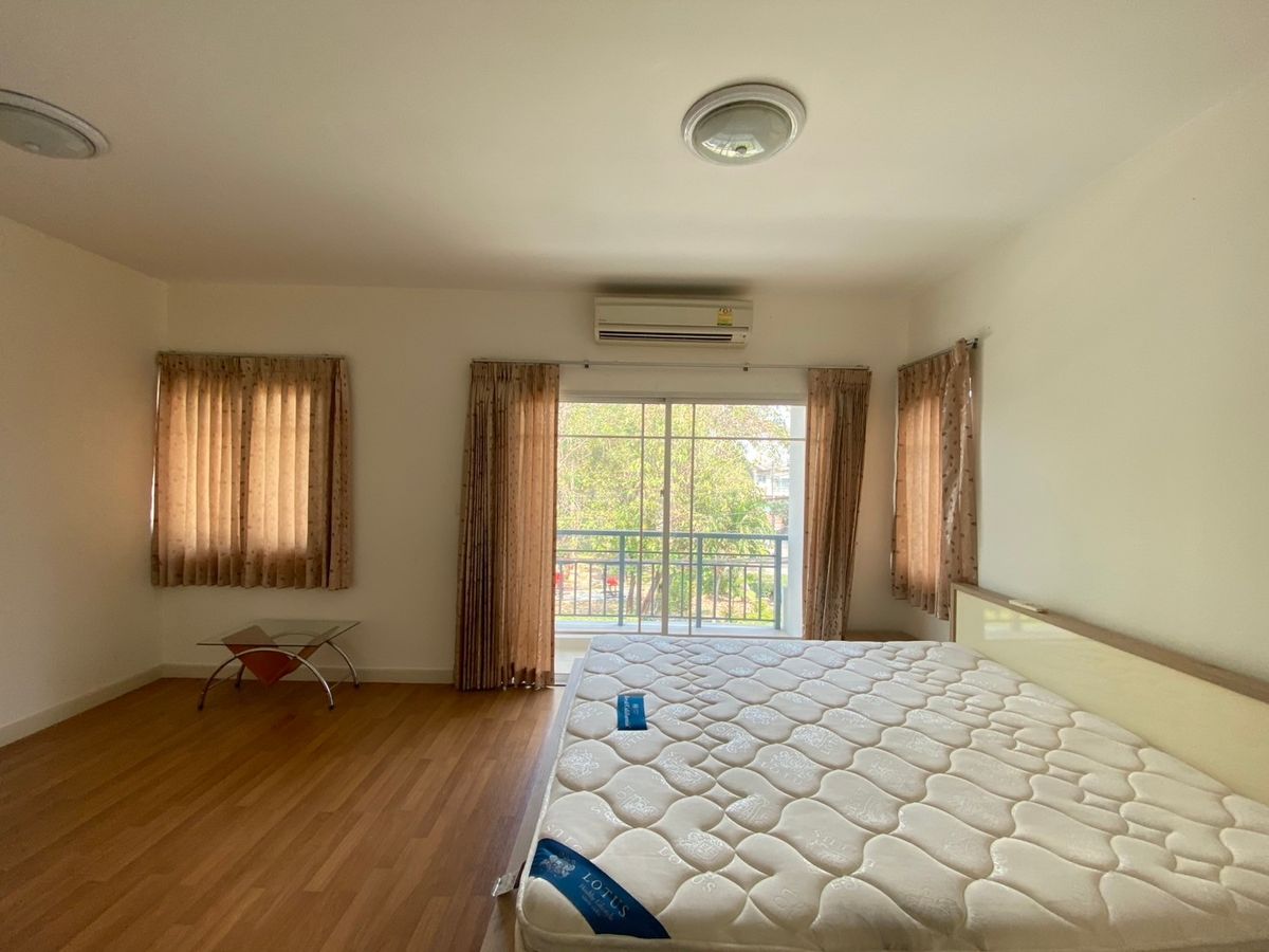 ขายบ้านนวมินทร์ รามอินทรา : ขายบ้านเดี่ยว สราญสิริ รามอินทรา  หลังใหญ่สุดในโครงการหมู่บ้าน  พื้นที่เยอะ ใกล้สวน หน้าบ้านโล่ง โปร่งสบาย