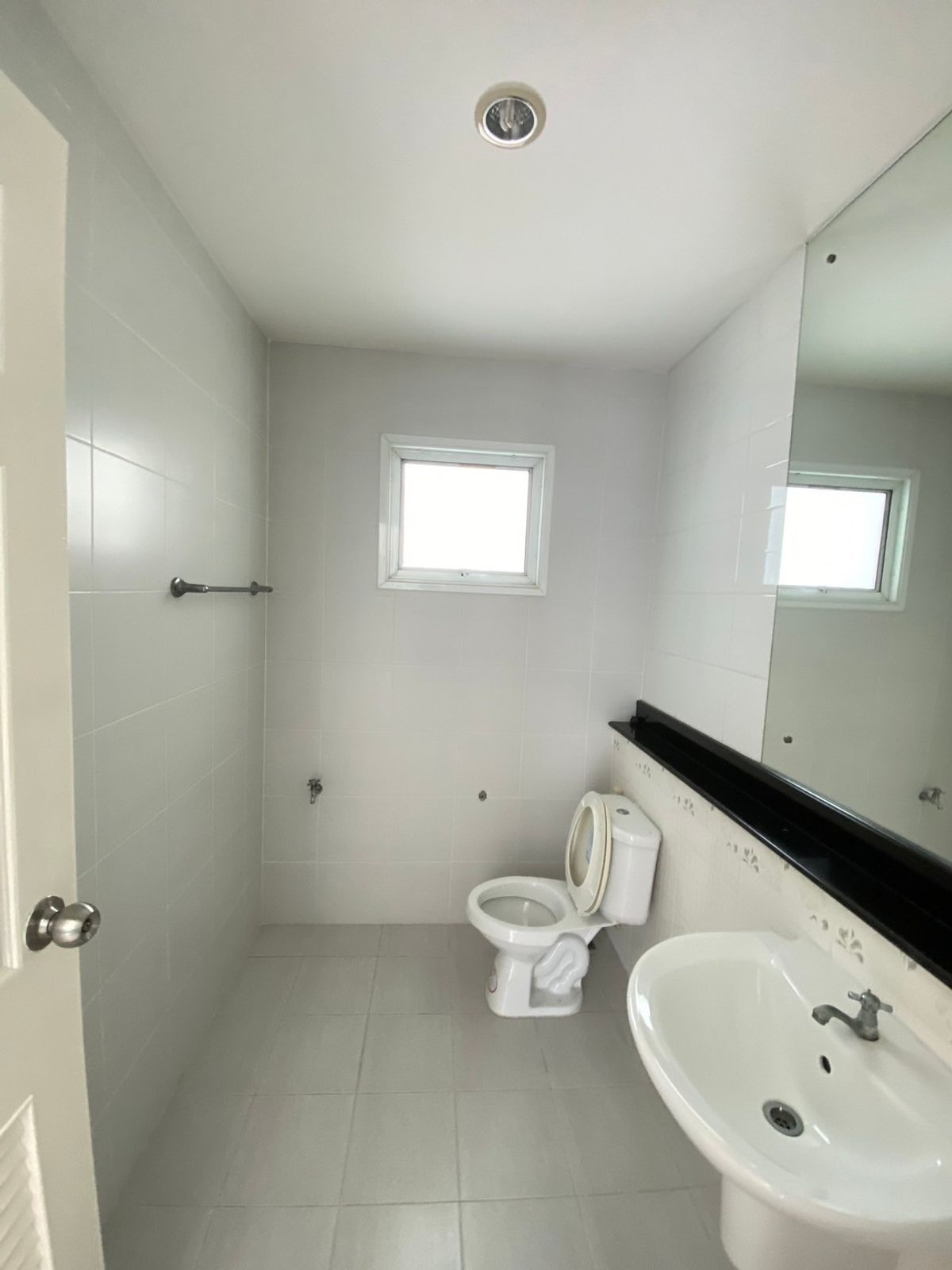 ขายบ้านนวมินทร์ รามอินทรา : ขายบ้านเดี่ยว สราญสิริ รามอินทรา  หลังใหญ่สุดในโครงการหมู่บ้าน  พื้นที่เยอะ ใกล้สวน หน้าบ้านโล่ง โปร่งสบาย