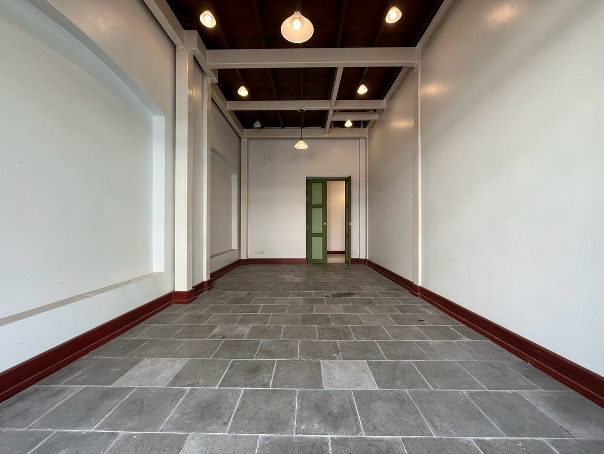 For RentShop HouseYaowarat, Banglamphu : Rent a commercial building, three commercial buildings, near Mega, Bridge and Yaowarat Bridge, Old Town Street and old town, foreign tourists and Street Food.