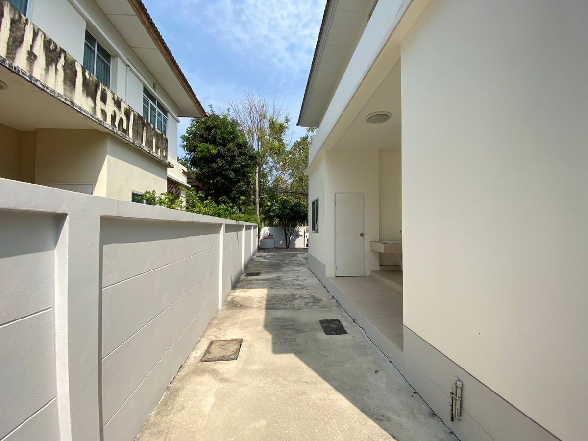 ขายบ้านนวมินทร์ รามอินทรา : ขายบ้านเดี่ยว สราญสิริ รามอินทรา  หลังใหญ่สุดในโครงการหมู่บ้าน  พื้นที่เยอะ ใกล้สวน หน้าบ้านโล่ง โปร่งสบาย