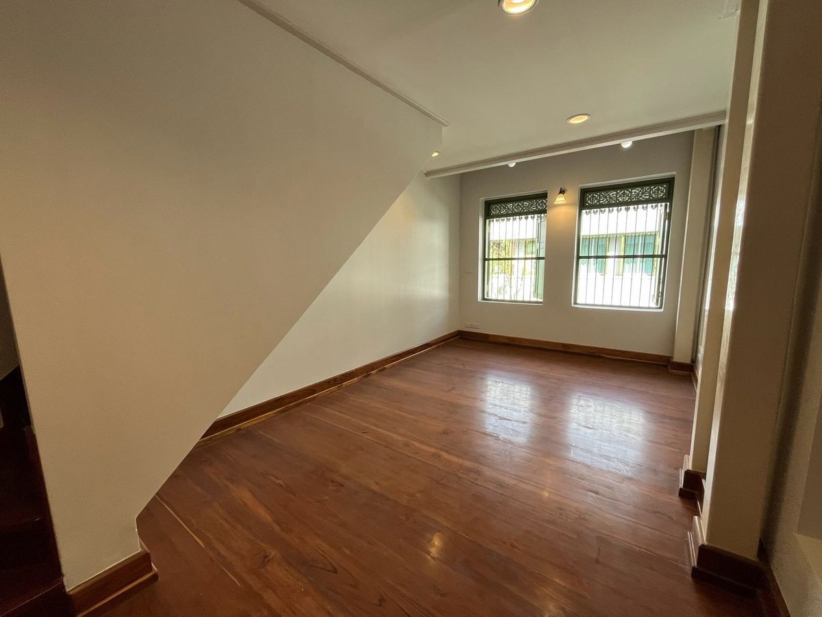 For RentRetail SpaceYaowarat, Banglamphu : Renting a 3 -story commercial building for doing business, located at Sam Yot, near Kasem / Mega, Steel Bridge and Yaowarat old market.