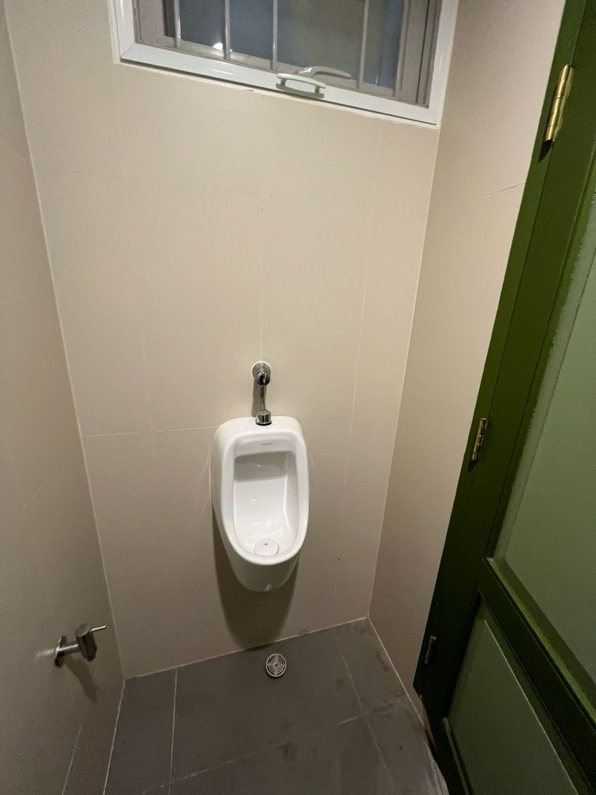 For RentRetail SpaceYaowarat, Banglamphu : Renting a 3 -story commercial building for doing business, located at Sam Yot, near Kasem / Mega, Steel Bridge and Yaowarat old market.