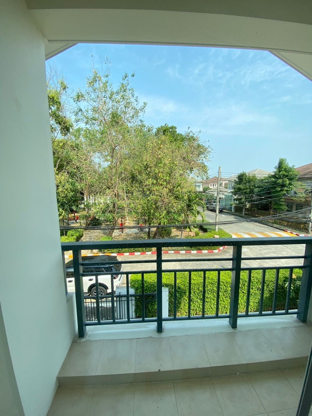 ขายบ้านนวมินทร์ รามอินทรา : ขายบ้านเดี่ยว สราญสิริ รามอินทรา  หลังใหญ่สุดในโครงการหมู่บ้าน  พื้นที่เยอะ ใกล้สวน หน้าบ้านโล่ง โปร่งสบาย