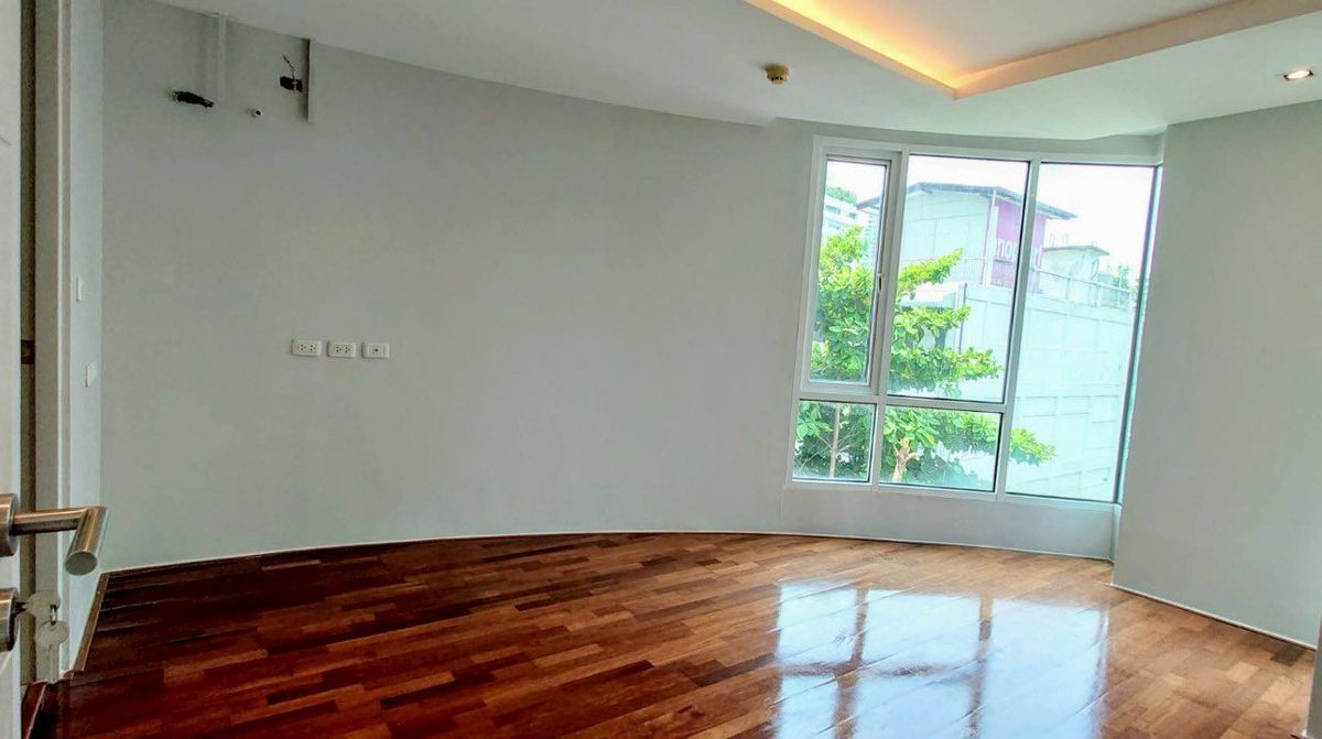ขายคอนโดสุขุมวิท อโศก ทองหล่อ : 🏢 เบเวอรี่ 33 สุขุมวิท 33  ห้องมุม ไม่บล็อกวิว