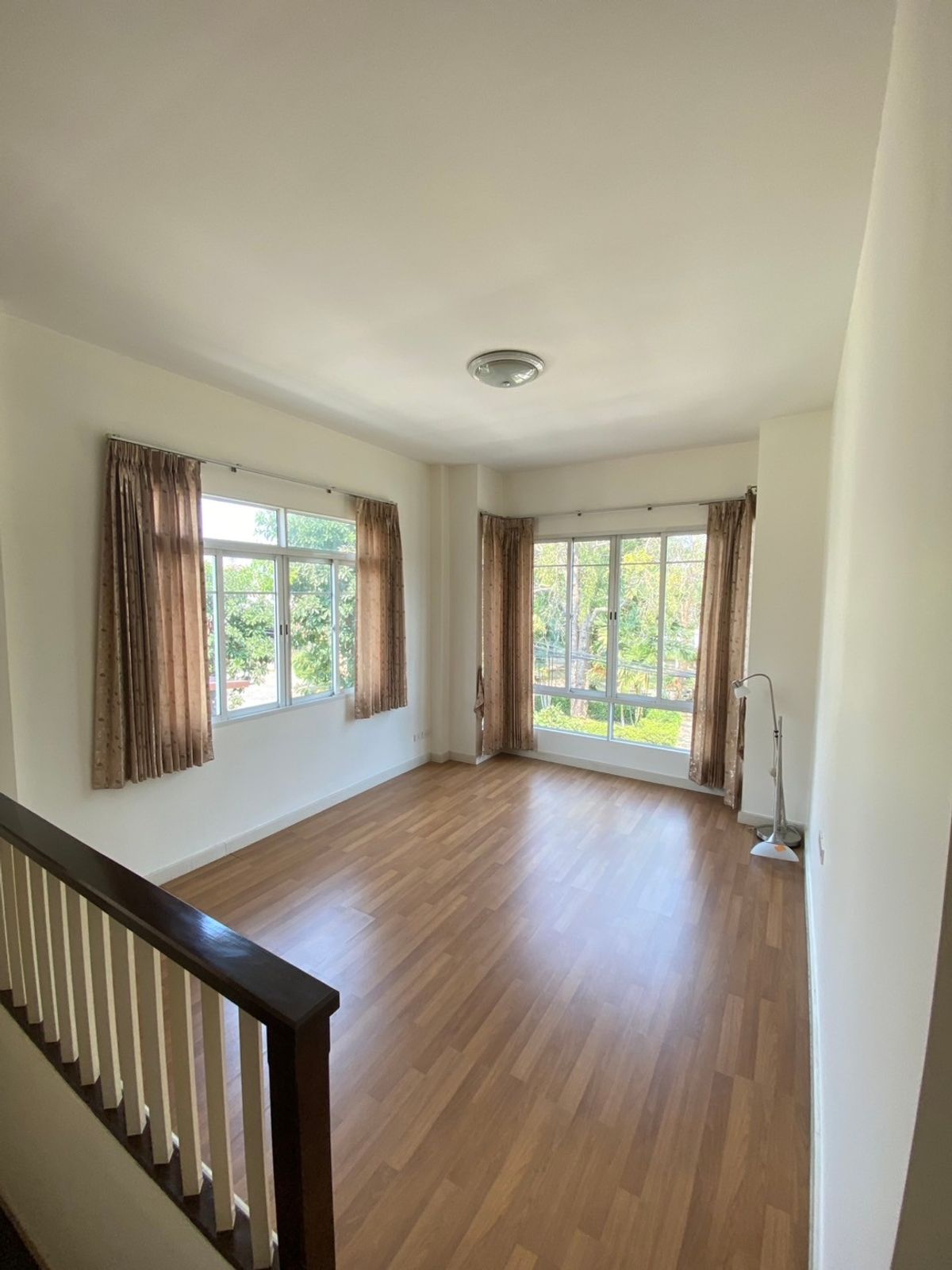 ขายบ้านนวมินทร์ รามอินทรา : ขายบ้านเดี่ยว สราญสิริ รามอินทรา  หลังใหญ่สุดในโครงการหมู่บ้าน  พื้นที่เยอะ ใกล้สวน หน้าบ้านโล่ง โปร่งสบาย