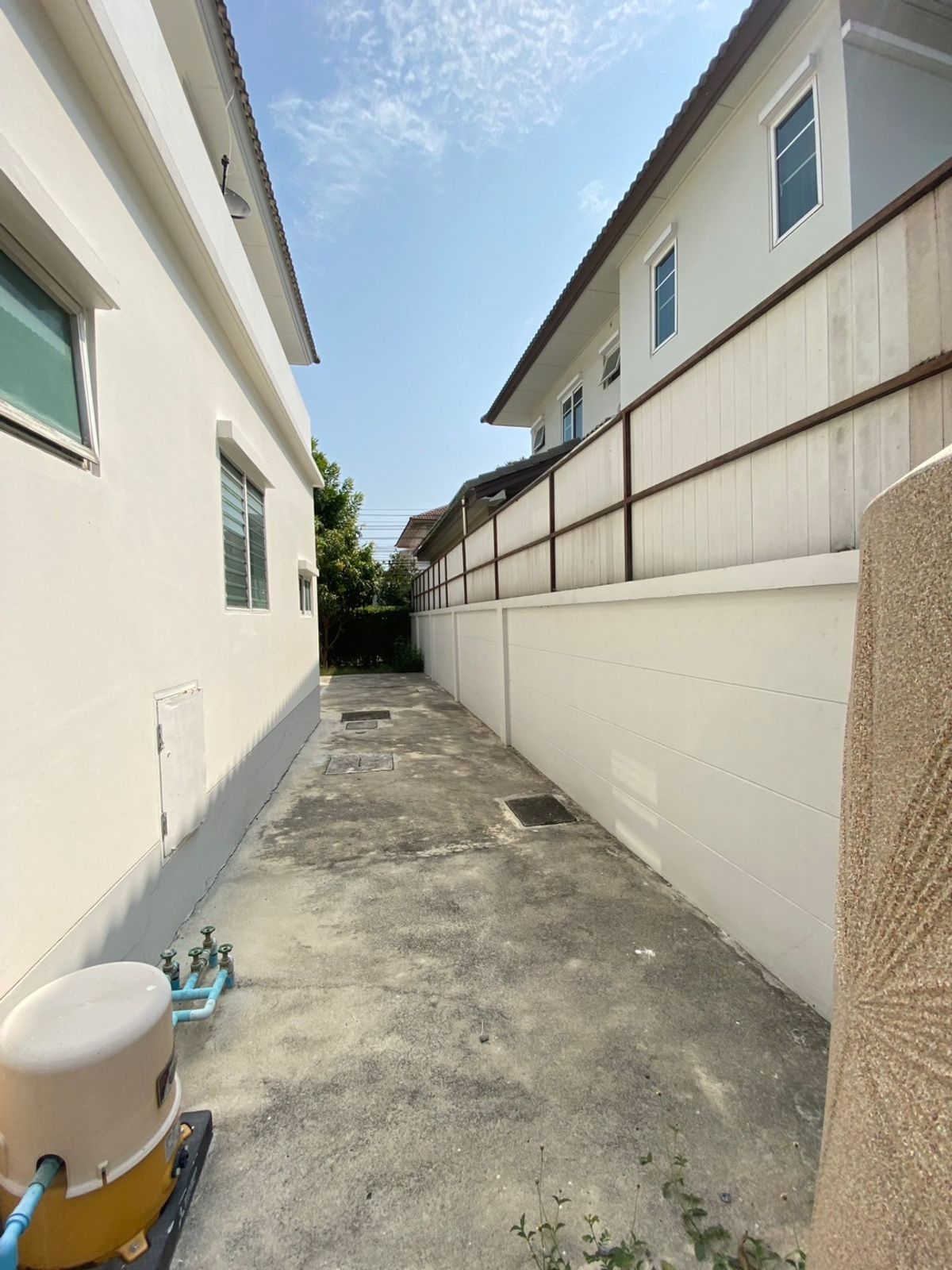 ขายบ้านนวมินทร์ รามอินทรา : ขายบ้านเดี่ยว สราญสิริ รามอินทรา  หลังใหญ่สุดในโครงการหมู่บ้าน  พื้นที่เยอะ ใกล้สวน หน้าบ้านโล่ง โปร่งสบาย