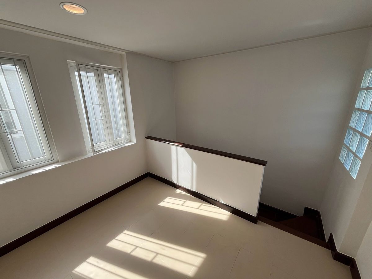 For RentRetail SpaceYaowarat, Banglamphu : Renting a 3 -story commercial building for doing business, located at Sam Yot, near Kasem / Mega, Steel Bridge and Yaowarat old market.