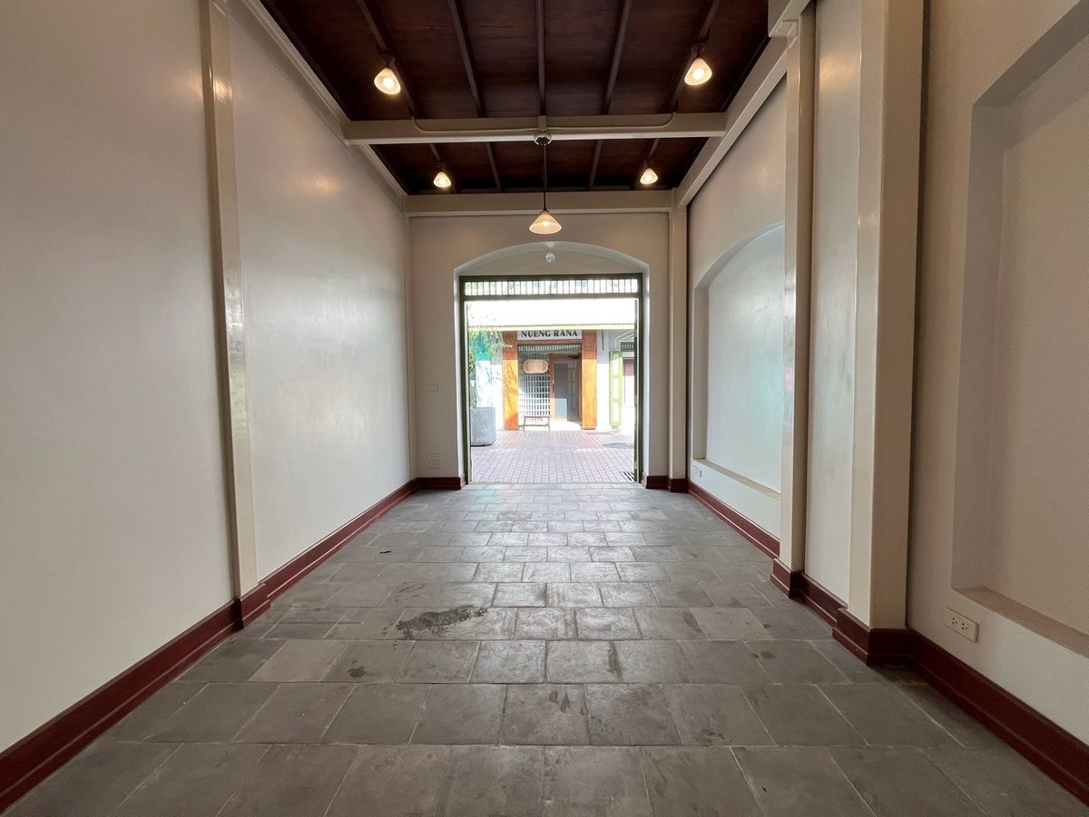 For RentShop HouseYaowarat, Banglamphu : Rent a commercial building, three commercial buildings, near Mega, Bridge and Yaowarat Bridge, Old Town Street and old town, foreign tourists and Street Food.