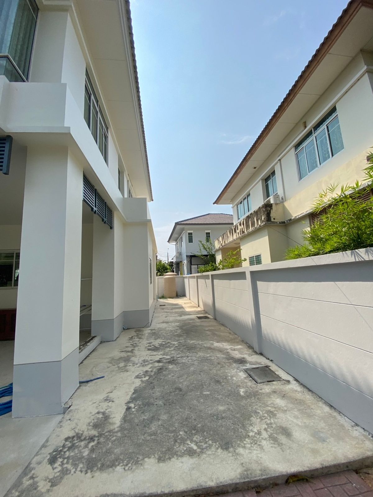 ขายบ้านนวมินทร์ รามอินทรา : ขายบ้านเดี่ยว สราญสิริ รามอินทรา  หลังใหญ่สุดในโครงการหมู่บ้าน  พื้นที่เยอะ ใกล้สวน หน้าบ้านโล่ง โปร่งสบาย