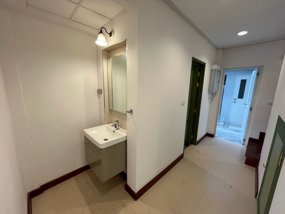 For RentShop HouseYaowarat, Banglamphu : Rent a commercial building, three commercial buildings, near Mega, Bridge and Yaowarat Bridge, Old Town Street and old town, foreign tourists and Street Food.