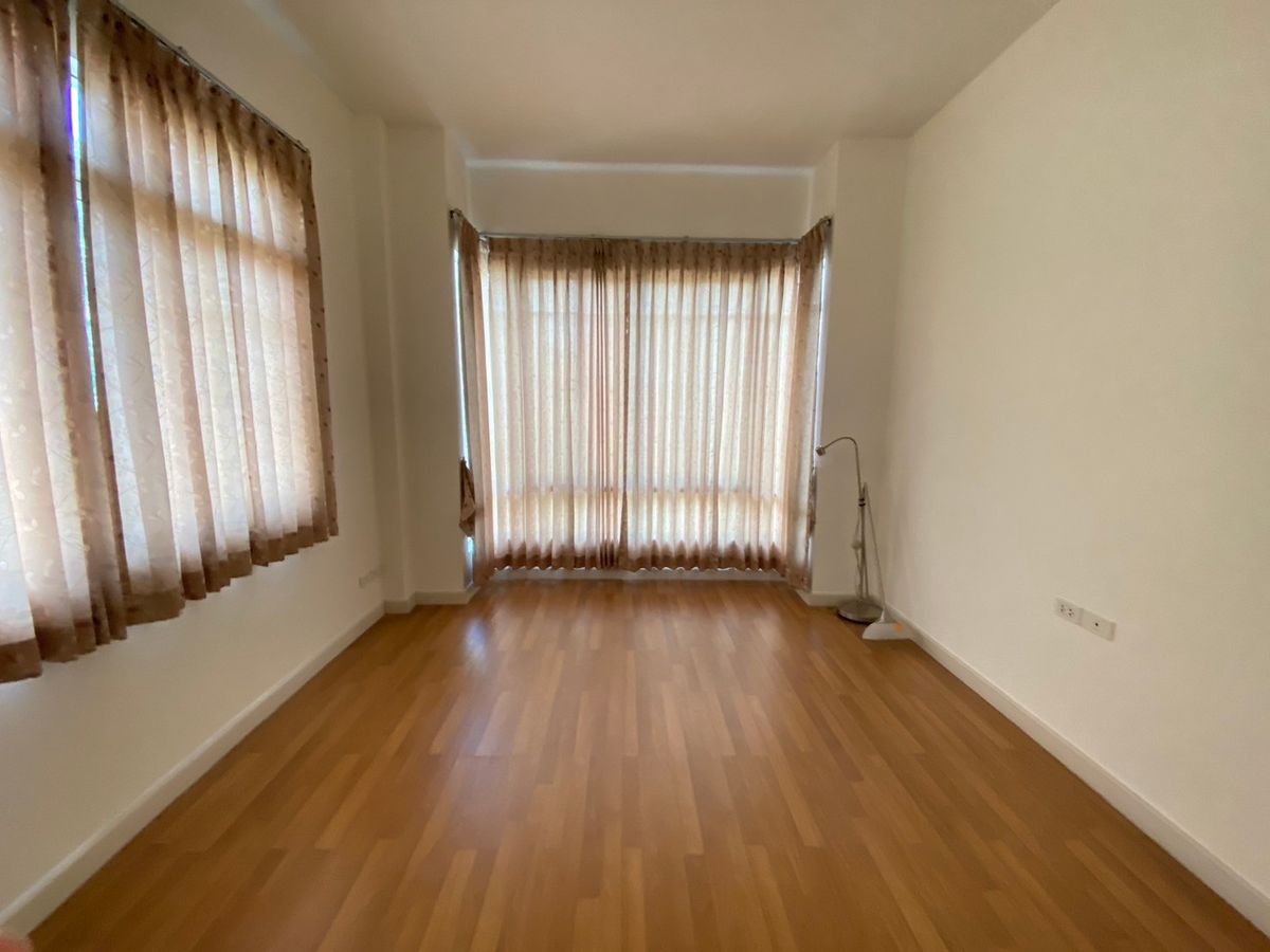 ขายบ้านนวมินทร์ รามอินทรา : ขายบ้านเดี่ยว สราญสิริ รามอินทรา  หลังใหญ่สุดในโครงการหมู่บ้าน  พื้นที่เยอะ ใกล้สวน หน้าบ้านโล่ง โปร่งสบาย