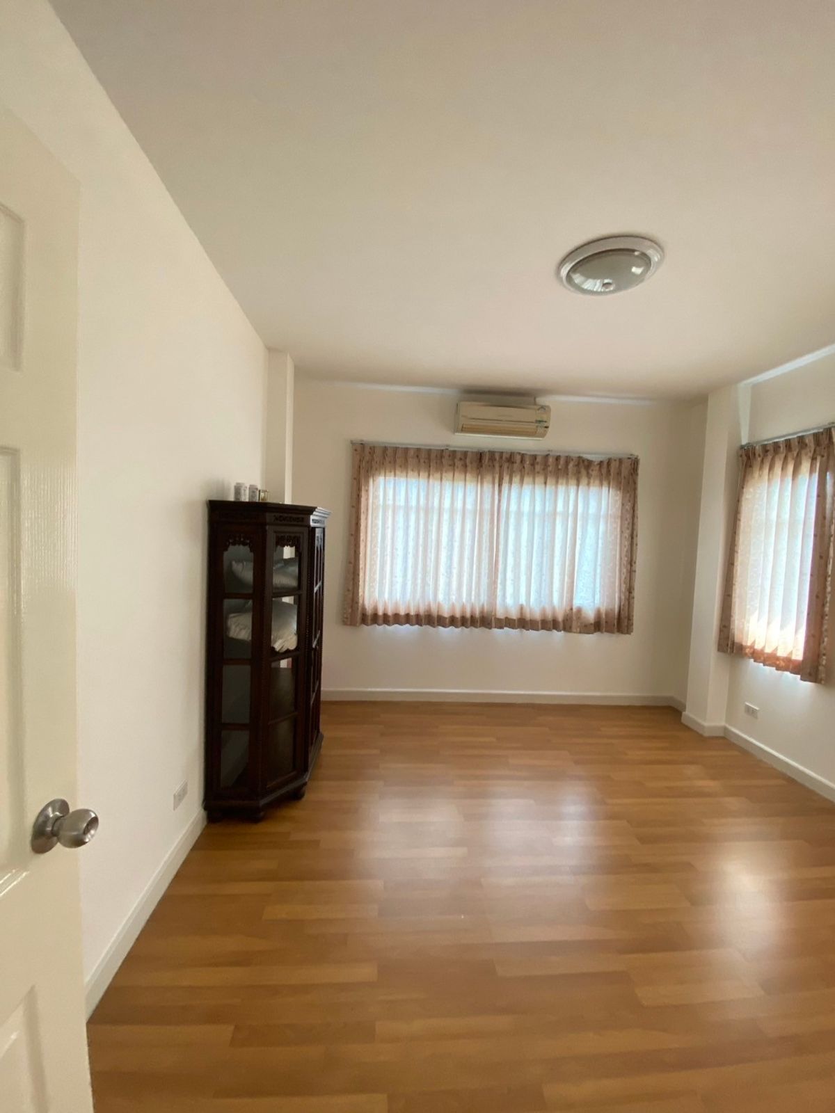 ขายบ้านนวมินทร์ รามอินทรา : ขายบ้านเดี่ยว สราญสิริ รามอินทรา  หลังใหญ่สุดในโครงการหมู่บ้าน  พื้นที่เยอะ ใกล้สวน หน้าบ้านโล่ง โปร่งสบาย