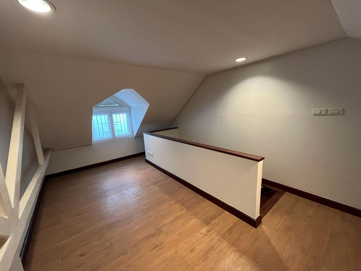 For RentRetail SpaceYaowarat, Banglamphu : Renting a 3 -story commercial building for doing business, located at Sam Yot, near Kasem / Mega, Steel Bridge and Yaowarat old market.