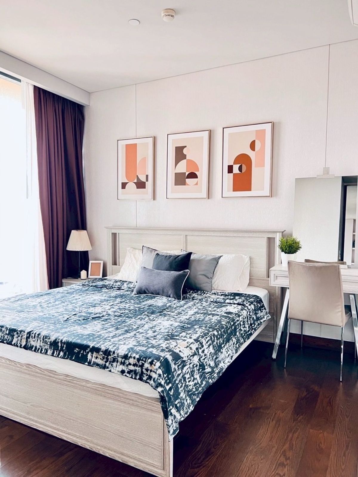 For RentCondoSukhumvit, Asoke, Thonglor : For Rent : The Lumpini 24 🦋
Near BTS Phrom Phong & MRT Queen Sirikit
( 39 Sqm , 18th floor )