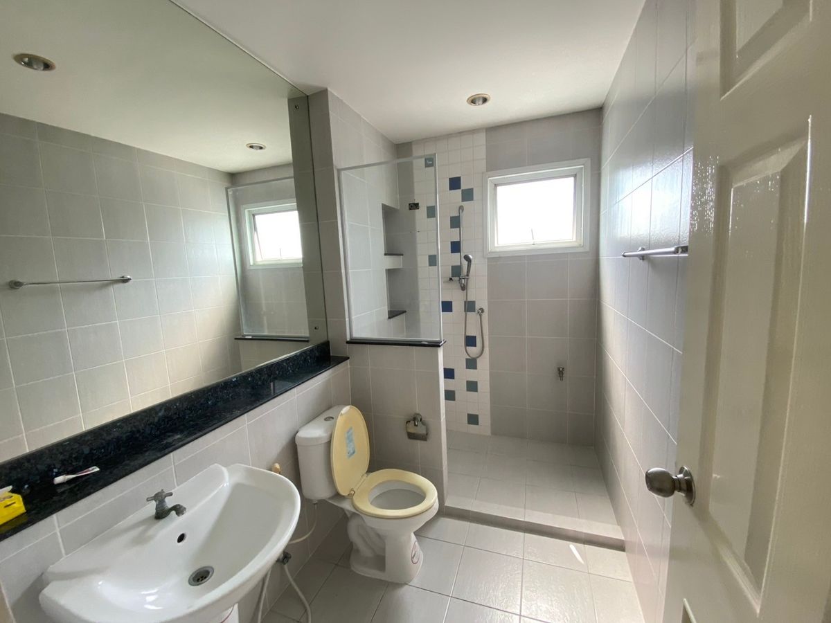 ขายบ้านนวมินทร์ รามอินทรา : ขายบ้านเดี่ยว สราญสิริ รามอินทรา  หลังใหญ่สุดในโครงการหมู่บ้าน  พื้นที่เยอะ ใกล้สวน หน้าบ้านโล่ง โปร่งสบาย