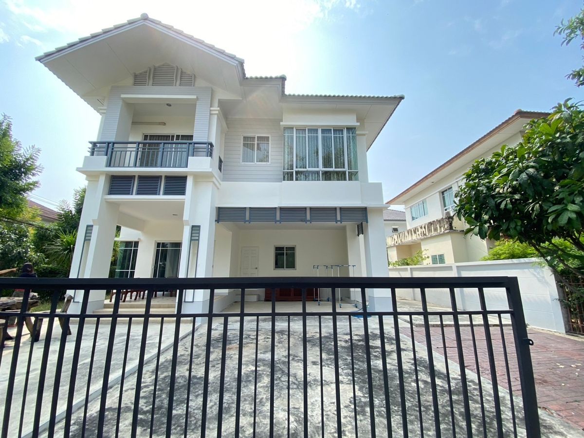 ขายบ้านนวมินทร์ รามอินทรา : ขายบ้านเดี่ยว สราญสิริ รามอินทรา  หลังใหญ่สุดในโครงการหมู่บ้าน  พื้นที่เยอะ ใกล้สวน หน้าบ้านโล่ง โปร่งสบาย