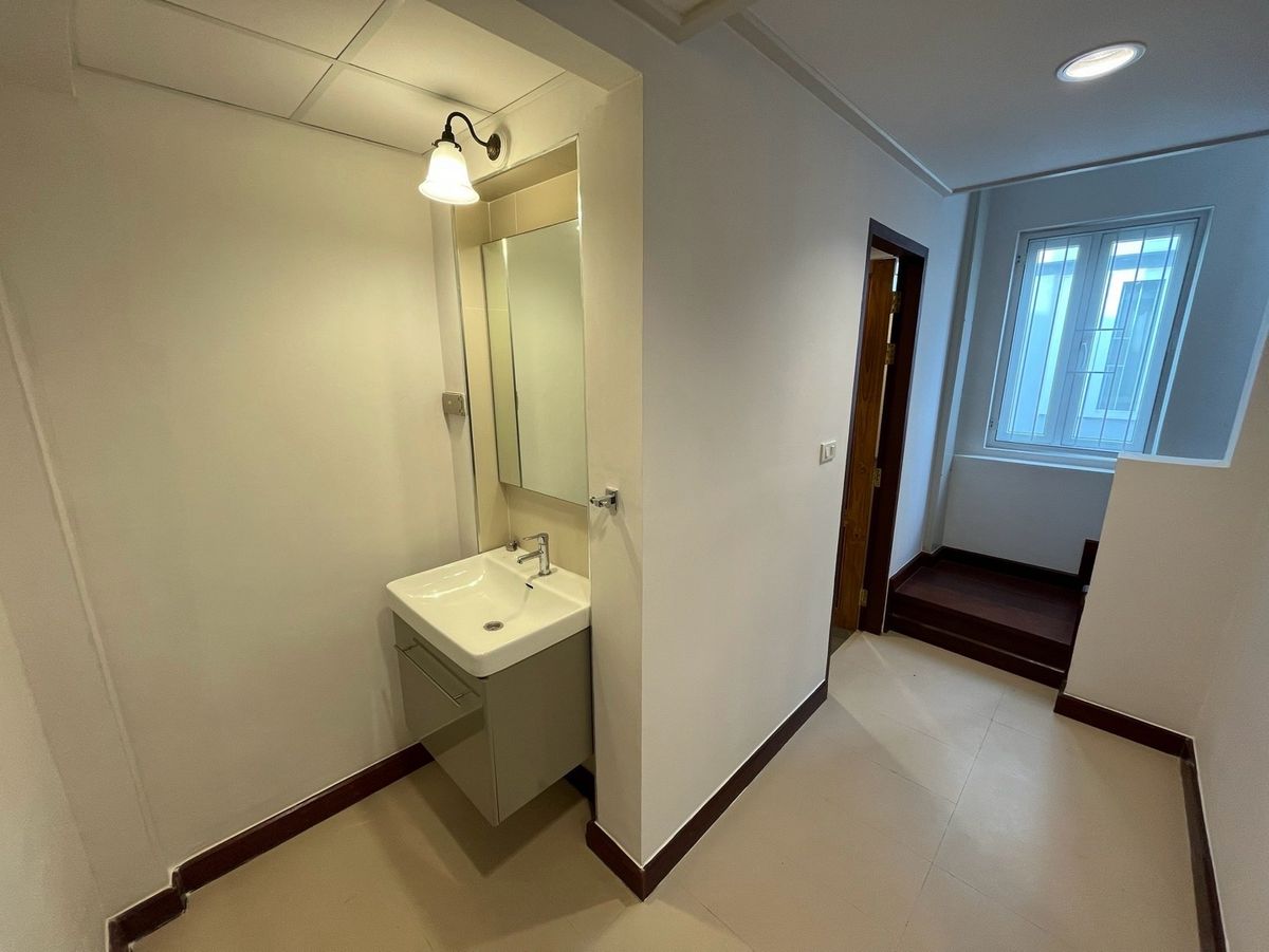 For RentRetail SpaceYaowarat, Banglamphu : Renting a 3 -story commercial building for doing business, located at Sam Yot, near Kasem / Mega, Steel Bridge and Yaowarat old market.