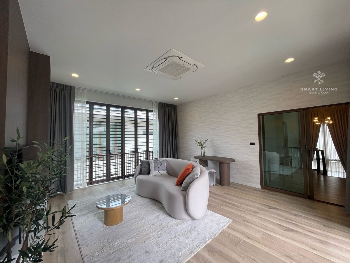 ให้เช่าบ้านพัฒนาการ ศรีนครินทร์ : ให้เช่าบ้านเดี่ยวหรู 4 ห้องนอน แปลงมุม Burasiri กรุงเทพกรีฑา มีห้องนอนชั้นล่าง ใกล้โรงเรียนนานาชาติ