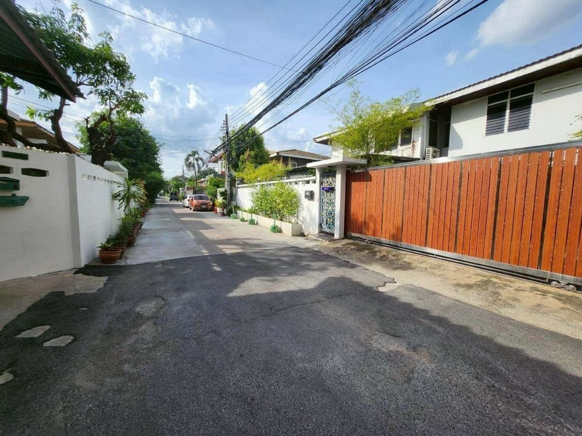 ให้เช่าสำนักงานอ่อนนุช อุดมสุข : ให้เช่า: บ้านเดี่ยว สุขุมวิท 93 | 81 ตร.ว. | พื้นที่กว้างขวาง ทำออฟฟิสได้