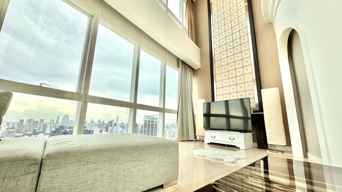 For RentCondoSukhumvit, Asoke, Thonglor : Millenium Penthouse Tower D 316 SQM for Rent !! Beautiful Benkiti Park View 🏡45 Floor! Town Down of Bangkok Near Asoke and Promphong BTS 5 Minute !! Close to Emporium Mall and Emquatier !! Super Locaton (Contact Me for Viewing 081-999-4482) Kate