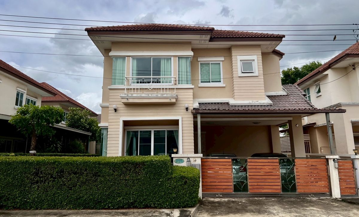 ขายบ้านปทุมธานี รังสิต ธรรมศาสตร์ : ขายบ้านเดี่ยวสวย “เฟอร์ครบ ของแถมแน่น” พร้อมอยู่ได้เลย! สินธานีแกรนด์วิลล์ รังสิต คลอง 5 บ้านเดี่ยวหลังใหญ่ บรรยากาศสงบ ติดถนนหลัก ใกล้เมือง   รายละเอียดบ้าน • บ้านเดี่ยว 2 ชั้น ขนาดที่ดิน 60 ตร.วา • พื้นที่ใช้สอย 158 ตรม