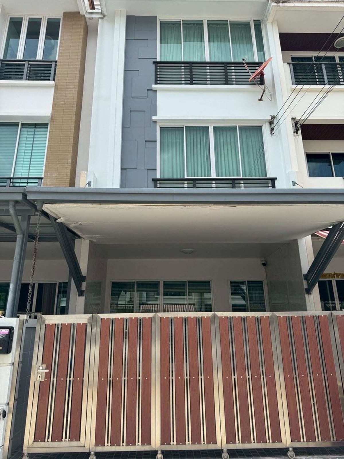 ขายทาวน์โฮมเอกชัย บางบอน : ทาวน์โฮม 3 ชั้น บ้านกลางเมือง 20 ตรว สาทร-ตากสิน2 ตกแต่งพร้อมอยู่ แขวงบางค้อ เขตจอมทอง กรุงเทพฯ