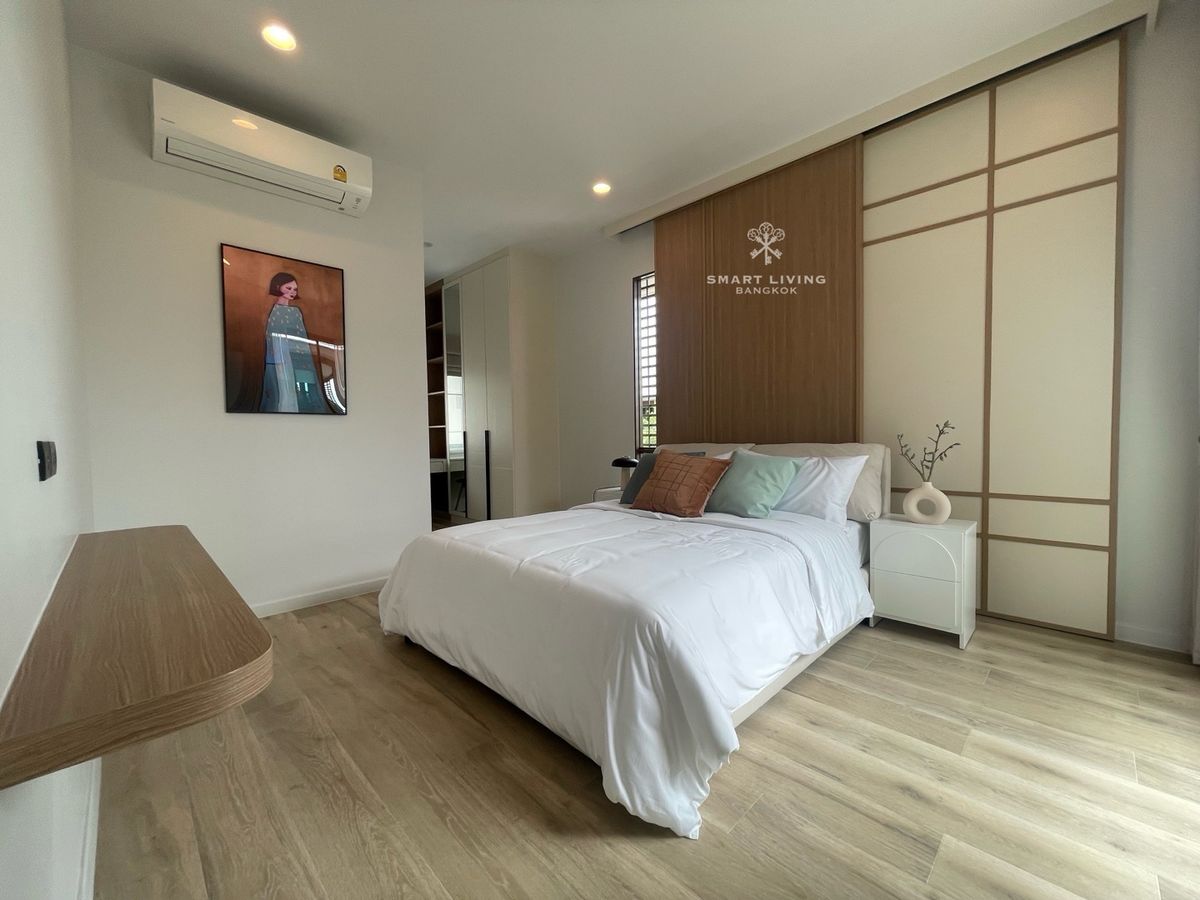 ให้เช่าบ้านพัฒนาการ ศรีนครินทร์ : ให้เช่าบ้านเดี่ยวหรู 4 ห้องนอน แปลงมุม Burasiri กรุงเทพกรีฑา มีห้องนอนชั้นล่าง ใกล้โรงเรียนนานาชาติ