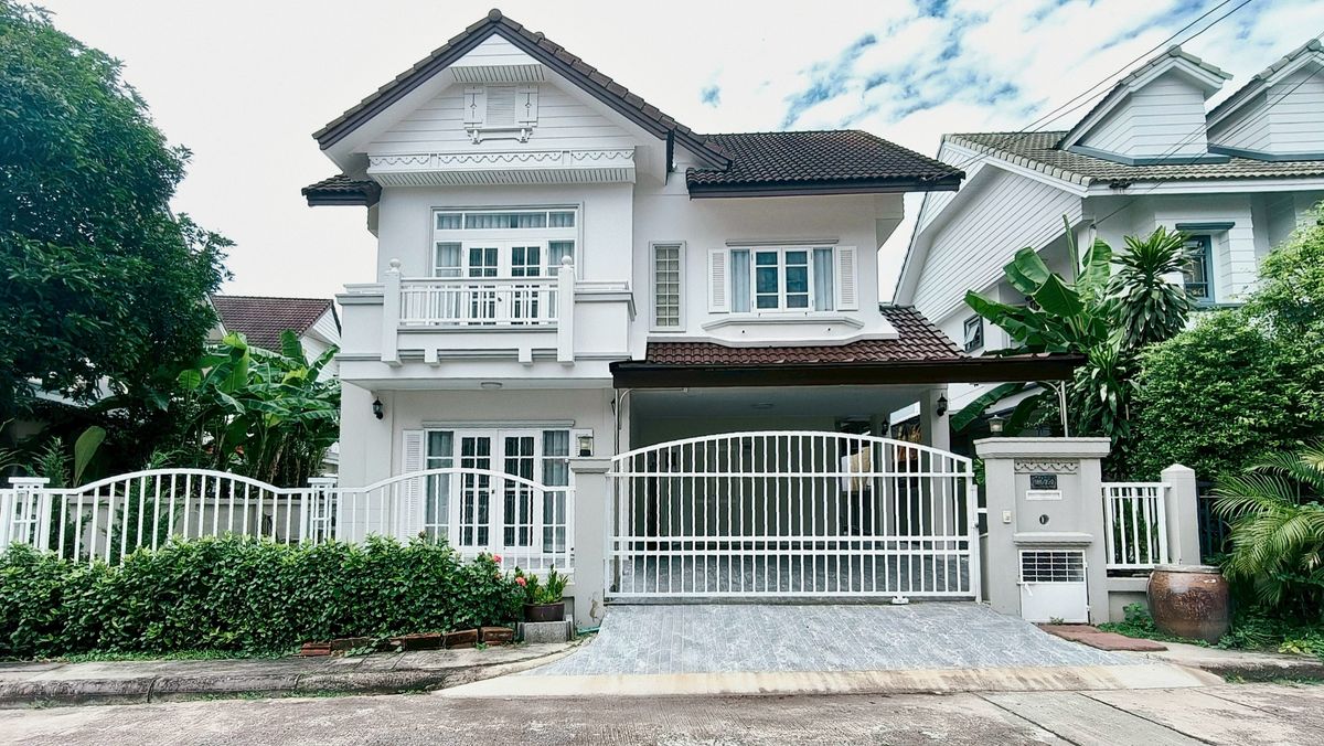 บ้านมีนบุรี-ร่มเกล้า : บ้านเดี่ยวรามคำแหง ปล่อยให้เช่า เนื้อที่60 ตรว. 3 ห้องนอน 3ห้องน้ำ พร้อมเฟอร์นิเจอร์ครบชุด พร้อมแอร์  จอดรถได้2 คัน มีระบบความปลอดภัย 24 ชม. ม. ปาร์คเวย์ชาเล่ 