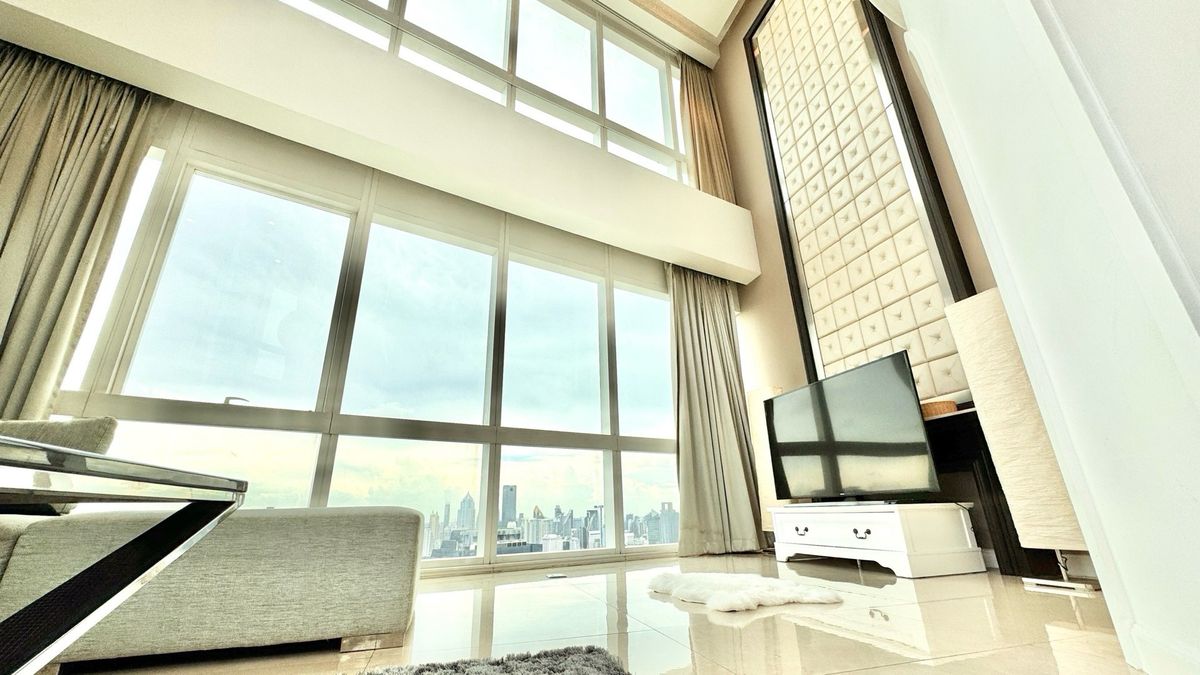 For RentCondoSukhumvit, Asoke, Thonglor : Millenium Penthouse Tower D 316 SQM for Rent !! Beautiful Benkiti Park View 🏡45 Floor! Town Down of Bangkok Near Asoke and Promphong BTS 5 Minute !! Close to Emporium Mall and Emquatier !! Super Locaton (Contact Me for Viewing 081-999-4482) Kate