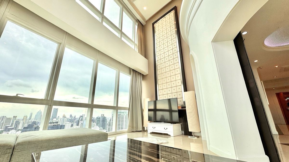 For RentCondoSukhumvit, Asoke, Thonglor : Millenium Penthouse Tower D 316 SQM for Rent !! Beautiful Benkiti Park View 🏡45 Floor! Town Down of Bangkok Near Asoke and Promphong BTS 5 Minute !! Close to Emporium Mall and Emquatier !! Super Locaton (Contact Me for Viewing 081-999-4482) Kate