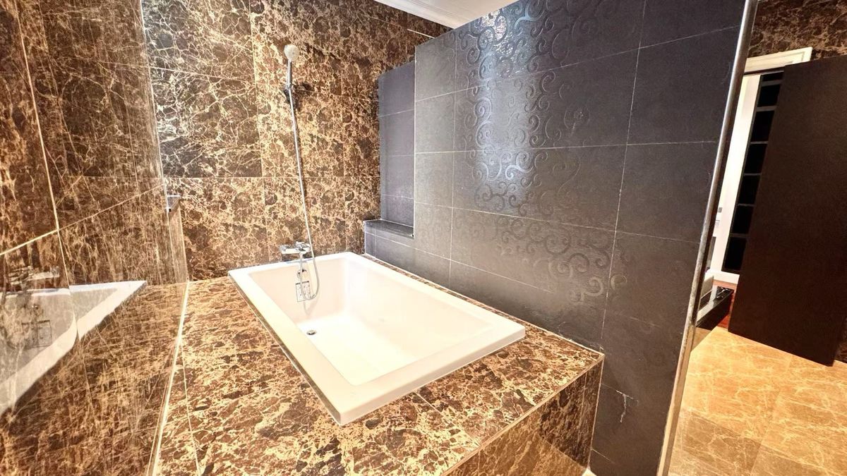 For RentCondoSukhumvit, Asoke, Thonglor : Millenium Penthouse Tower D 316 SQM for Rent !! Beautiful Benkiti Park View 🏡45 Floor! Town Down of Bangkok Near Asoke and Promphong BTS 5 Minute !! Close to Emporium Mall and Emquatier !! Super Locaton (Contact Me for Viewing 081-999-4482) Kate