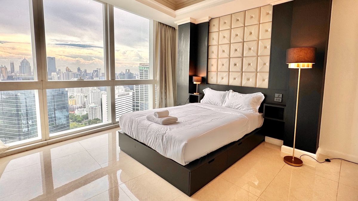 For RentCondoSukhumvit, Asoke, Thonglor : Millenium Penthouse Tower D 316 SQM for Rent !! Beautiful Benkiti Park View 🏡45 Floor! Town Down of Bangkok Near Asoke and Promphong BTS 5 Minute !! Close to Emporium Mall and Emquatier !! Super Locaton (Contact Me for Viewing 081-999-4482) Kate