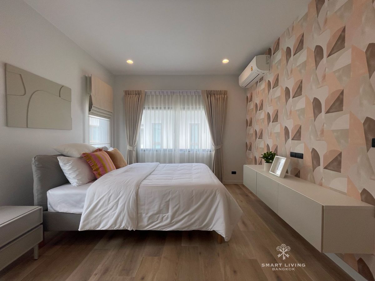 ให้เช่าบ้านพัฒนาการ ศรีนครินทร์ : ให้เช่าบ้านเดี่ยวหรู 4 ห้องนอน แปลงมุม Burasiri กรุงเทพกรีฑา มีห้องนอนชั้นล่าง ใกล้โรงเรียนนานาชาติ