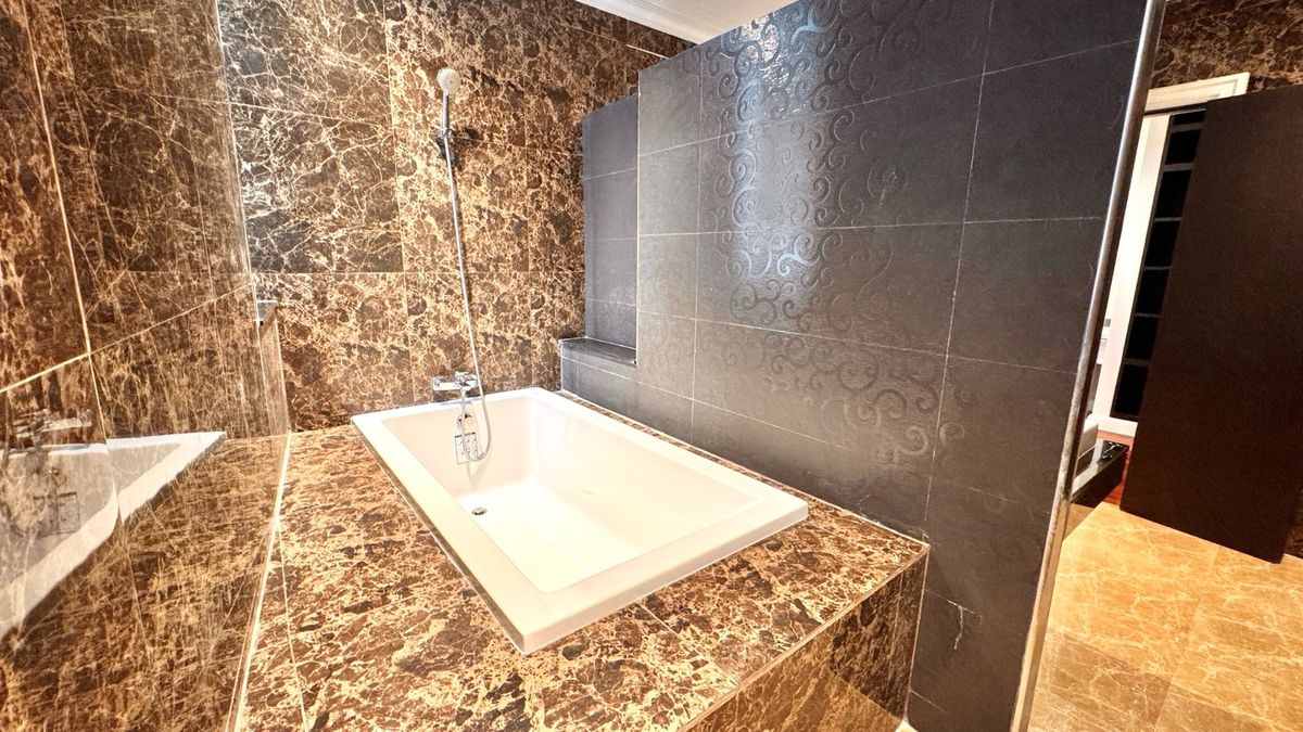 For RentCondoSukhumvit, Asoke, Thonglor : Millenium Penthouse Tower D 316 SQM for Rent !! Beautiful Benkiti Park View 🏡45 Floor! Town Down of Bangkok Near Asoke and Promphong BTS 5 Minute !! Close to Emporium Mall and Emquatier !! Super Locaton (Contact Me for Viewing 081-999-4482) Kate