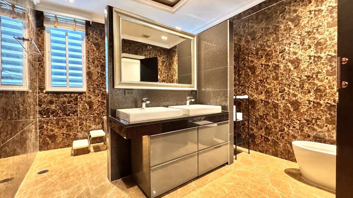 For RentCondoSukhumvit, Asoke, Thonglor : Millenium Penthouse Tower D 316 SQM for Rent !! Beautiful Benkiti Park View 🏡45 Floor! Town Down of Bangkok Near Asoke and Promphong BTS 5 Minute !! Close to Emporium Mall and Emquatier !! Super Locaton (Contact Me for Viewing 081-999-4482) Kate