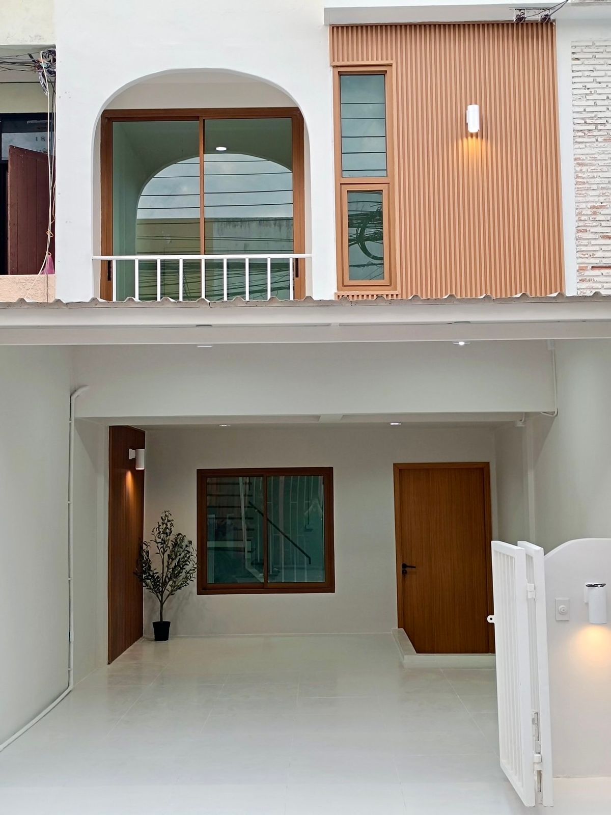 ขายทาวน์โฮมอ่อนนุช อุดมสุข : ขาย ทาวน์เฮ้าส์ อ่อนนุช 48 | 2 ห้องนอน | รีโนเวทใหม่ | ใกล้ BTS ศรีนุช