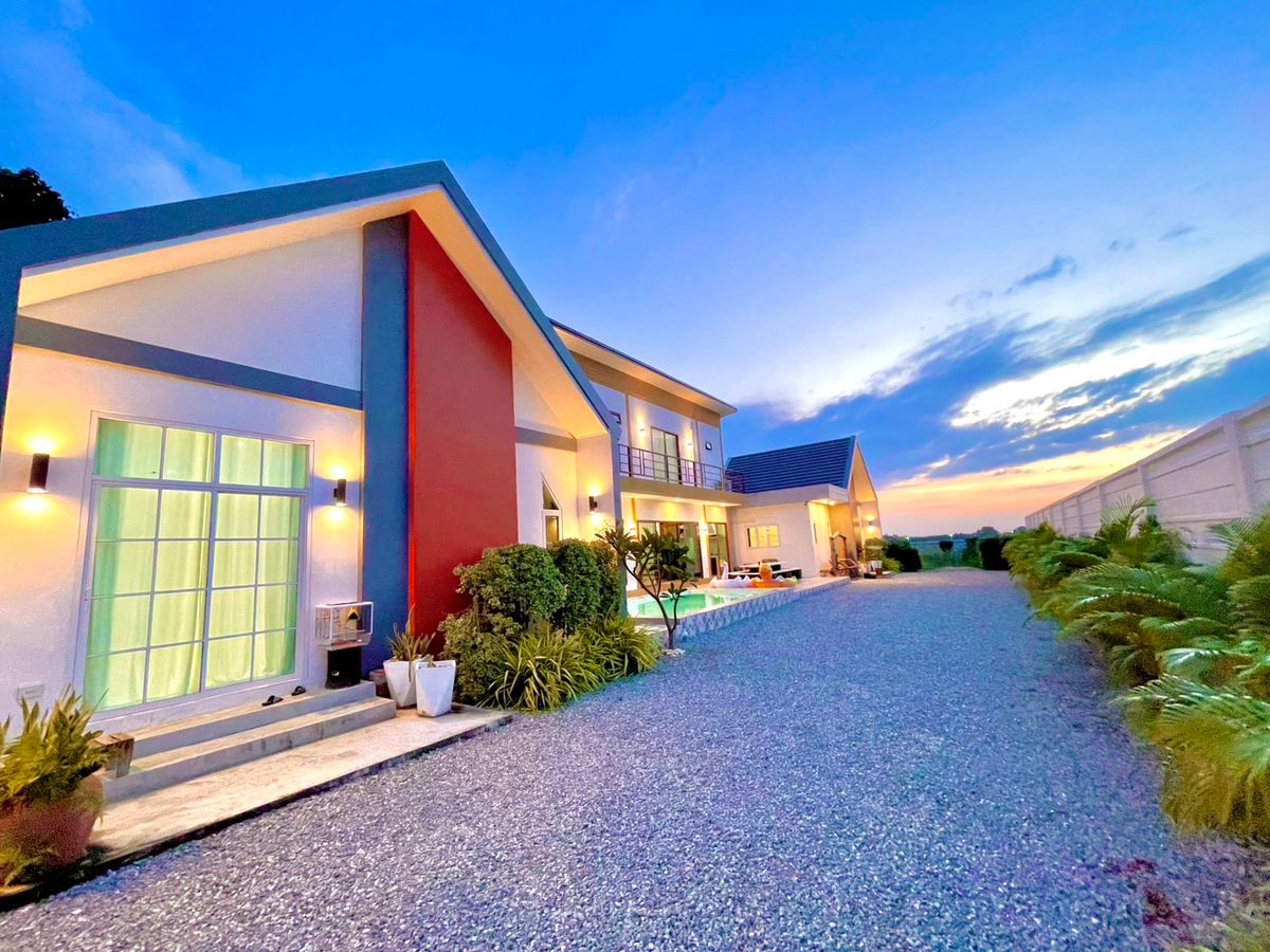 For SalePattaya, Bangsaen, Chonburi : Passive income through daily rentals!! Earn up to 500,000 THB/month!!! Currently rented out for free at 90,000 THB/month!!! For sale: 3 pool villas in Huay Yai on a 1 rai 200 sq.wah land plot, Nong Prue Subdistrict, Bang Lamung District, Chonburi Province