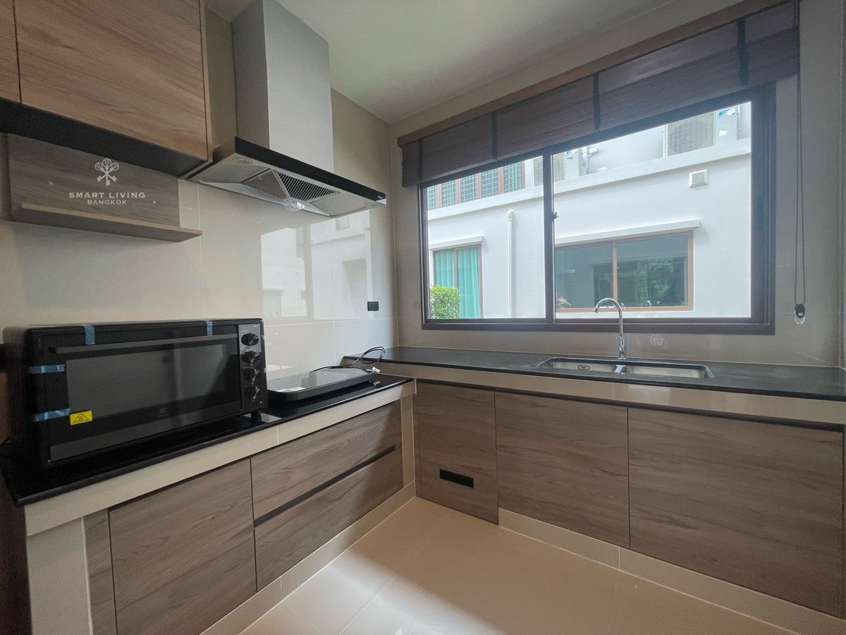 ให้เช่าบ้านพัฒนาการ ศรีนครินทร์ : ให้เช่าบ้านเดี่ยวหรู 4 ห้องนอน แปลงมุม Burasiri กรุงเทพกรีฑา มีห้องนอนชั้นล่าง ใกล้โรงเรียนนานาชาติ